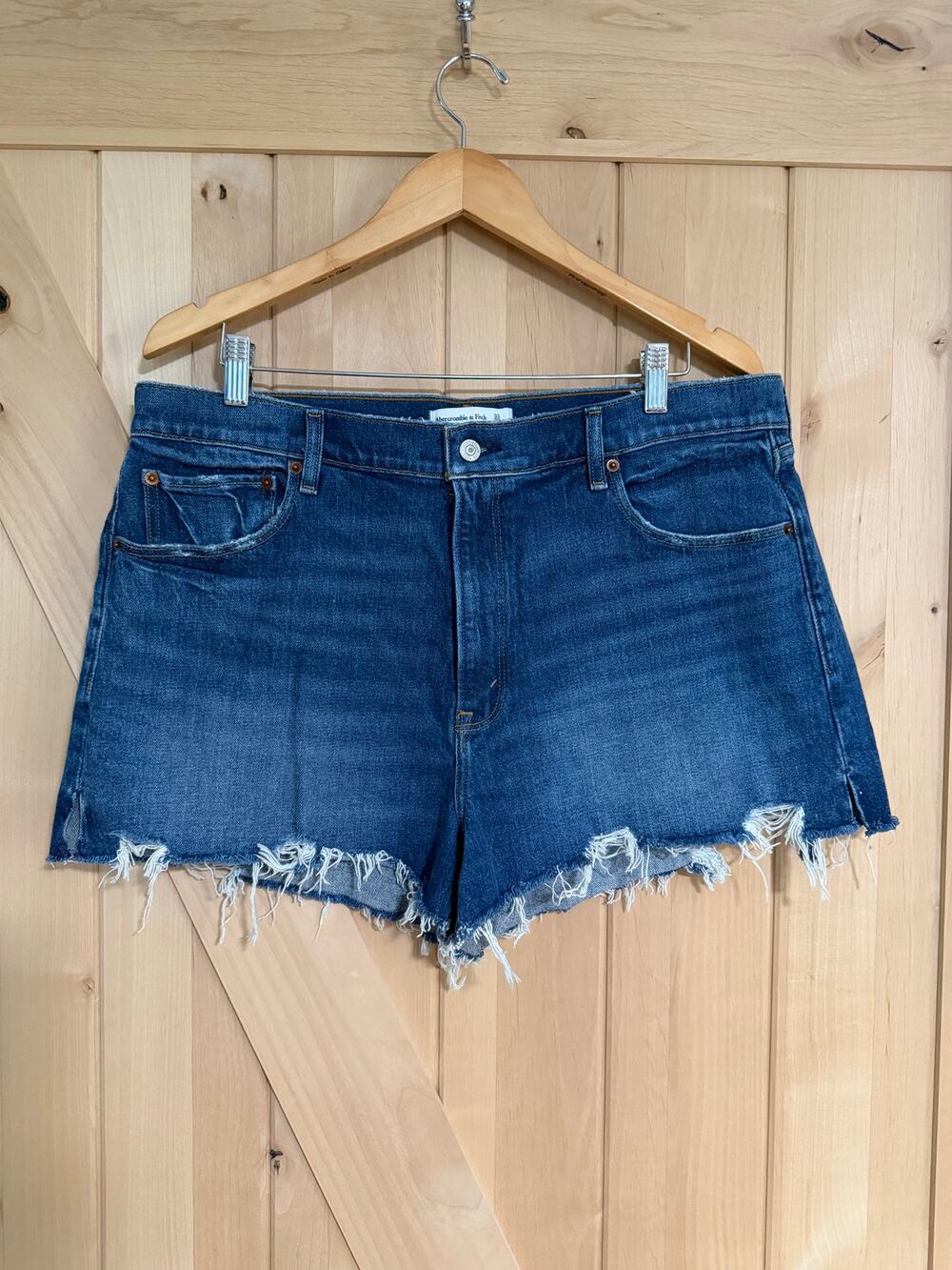 Abercrombie & Fitch | The Mom Short High Rise Jean Raw Hem Shorts | Size 16